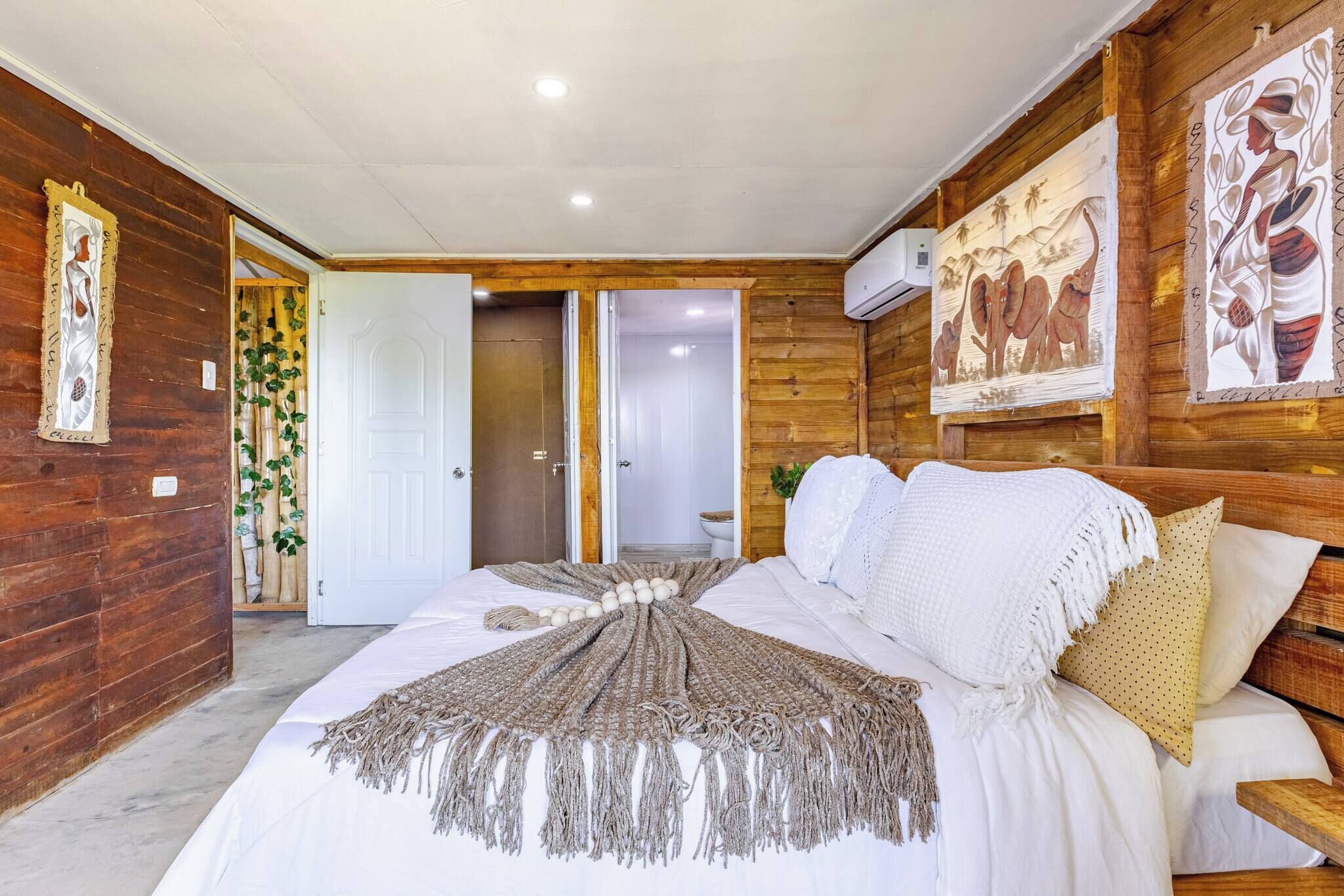 2 bedrooms, iron/ironing board, internet, bed sheets