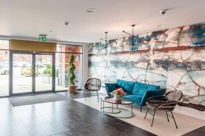 Lobby - Beautiful 1 Bedroom Waterfront Apartment with parking in Gloucester Docks (Gloucester)