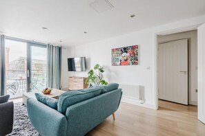 TV - Beautiful 1 Bedroom Waterfront Apartment with parking in Gloucester Docks (Gloucester)