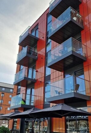 Exterior - Beautiful 1 Bedroom Waterfront Apartment with parking in Gloucester Docks (Gloucester)