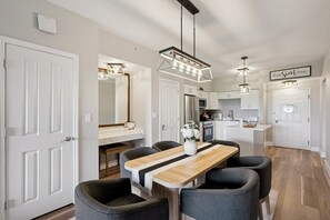 Dining - NEW! Luxe 3BR/2BA - Sleeps 12! Disney & Potter Rooms <15 Min to Convention/Parks (Orlando)