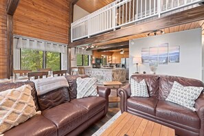Smart TV - Secluded cabin for 9 -hot tub, game rm, near Pigeon Forge Parkway! (Pigeon Forge)