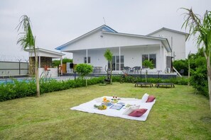 Deluxe Villa | Property grounds - Alaya Stays Vashisht Villa Petfriendly  (Noida)