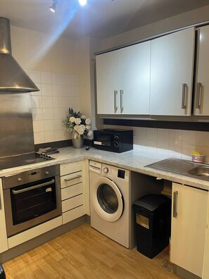 Private kitchen - Casa En-suite room w fast wifi, Netflix garden view (West Midlands)