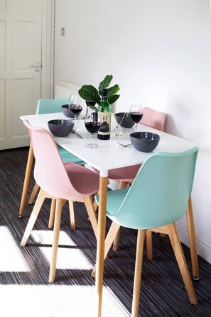 Dining - Cozy Private Room with Fast WiFi Full Kitchen Garden (West Midlands)