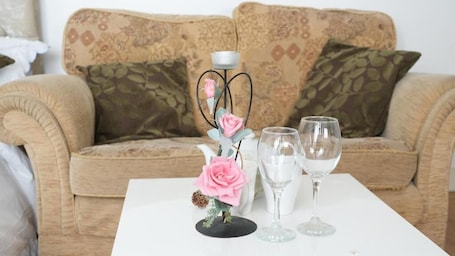 TV, fireplace. Lux Apartment in Gatwick