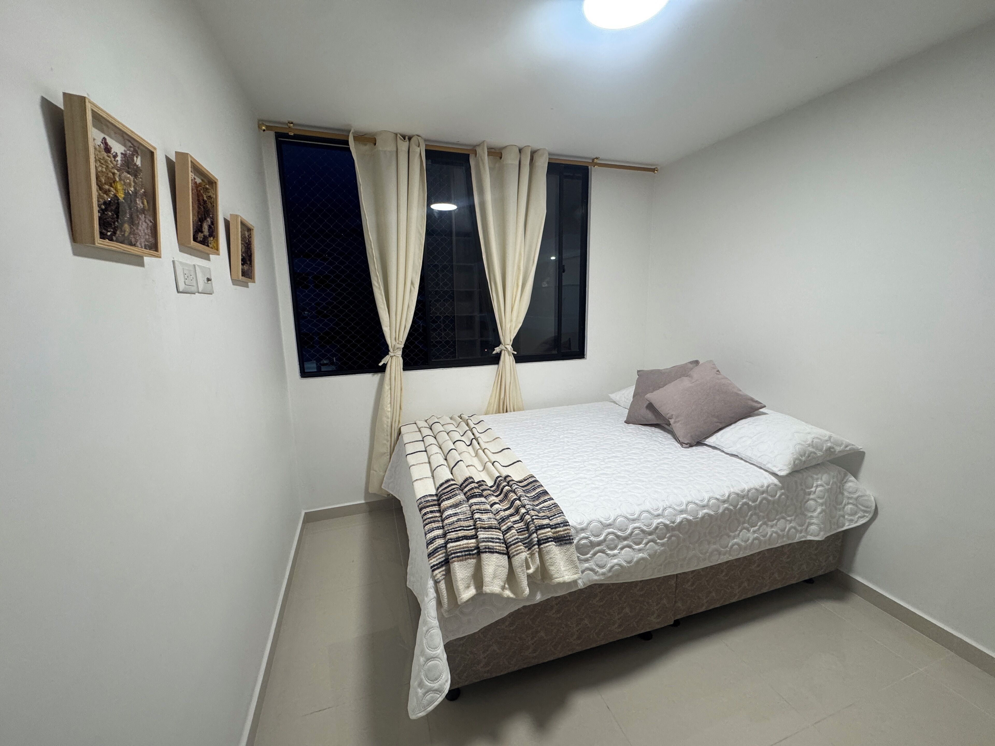 3 habitaciones, tabla de planchar con plancha, internet y ropa de cama 
