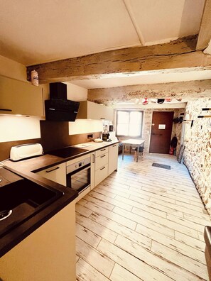 Refrigerador, microondas, horno, placa de cocina