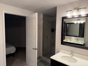 Hair dryer, towels, soap, toilet paper - Cozy 2-bedroom condo  on Rainey street Austin (Austin)