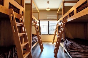 Fælles sovesal - fælles badeværelse