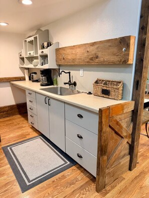 Interior - Denali Heath - A Cozy Riverside Retreat (Anchorage)