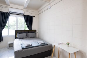 Blackout drapes, free WiFi