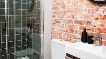 Deluxe Studio | Bathroom