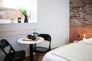 Deluxe Double Room | Dining - Settle Southampton (Southampton)