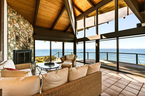 Pet-Friendly Designer Oceanfront 3B House with King Beds & Hot Tub & Outdoor Kit