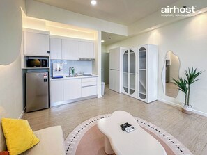 Suíte estúdio, 1 cama Queen e sofá-cama, para não fumantes, vista para a cidade | Parte interna