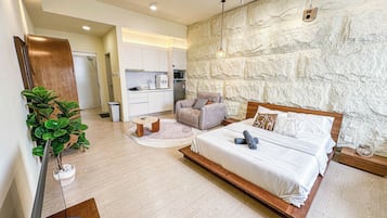 Design Studio Suite, 1 Queen Bed with Sofa bed, Non Smoking, City View