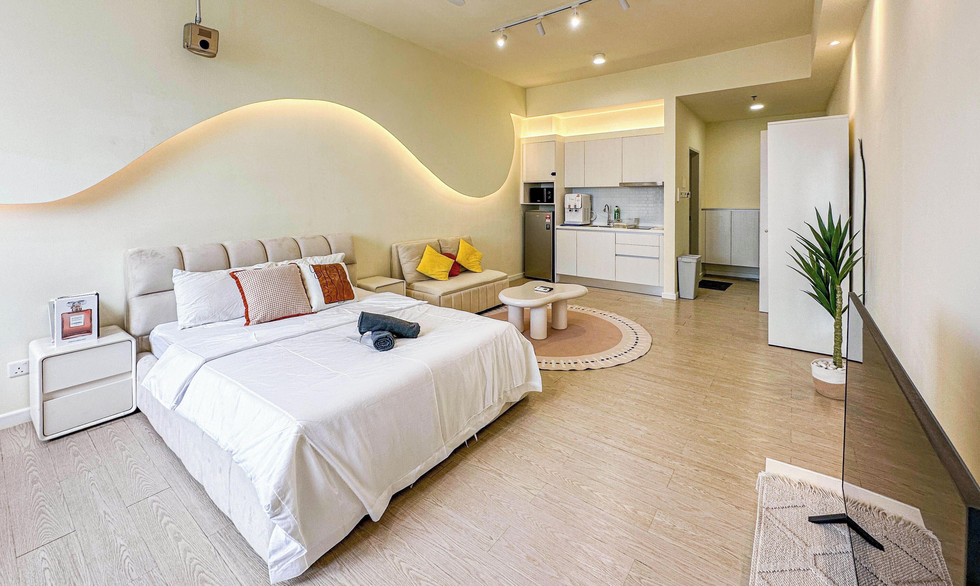 Business Studio, 1 Queen Bed with Sofa bed, Non Smoking, City View | Laptop workspace, blackout drapes, iron/ironing board, free WiFi