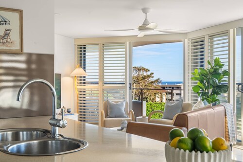 Salt & Sky - Stylish Apartment with Pool & Spa
