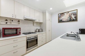 Fridge, microwave, oven, stovetop - Fuller Holidays -Villa Pomplamoose, Byron Town Centre (Byron)