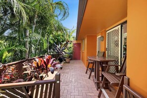 Outdoor dining - Fuller Holidays -Villa Pomplamoose, Byron Town Centre (Byron)
