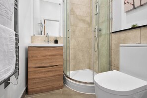 Shower, hair dryer - WhiskAwayStays - Dusk House - No. 3 (West Midlands)