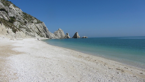 A pebble beach with clear water and rocky cliffs. - Apartment with balcony and parking space (Numana)