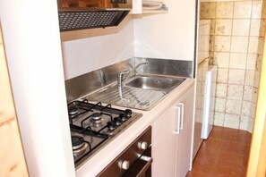 Fridge, oven, stovetop, cookware/dishes/utensils - Apartment with balcony and parking space (Numana)
