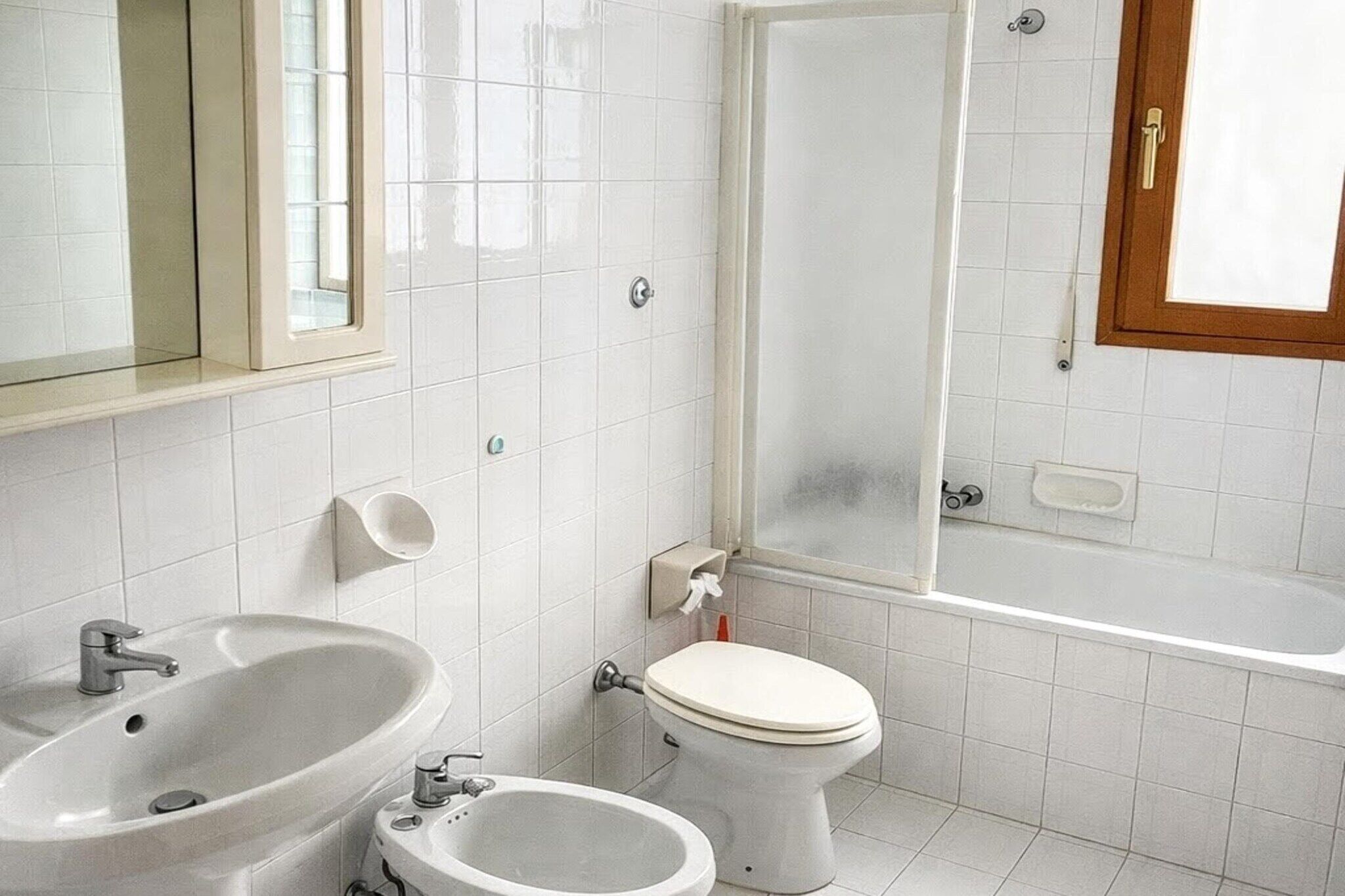 Ein Badezimmer mit Waschbecken, Bidet, Toilette und Badewanne.