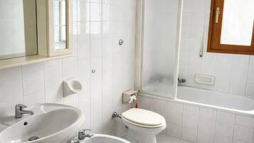 Ein Badezimmer mit Waschbecken, Bidet, Toilette und Badewanne.