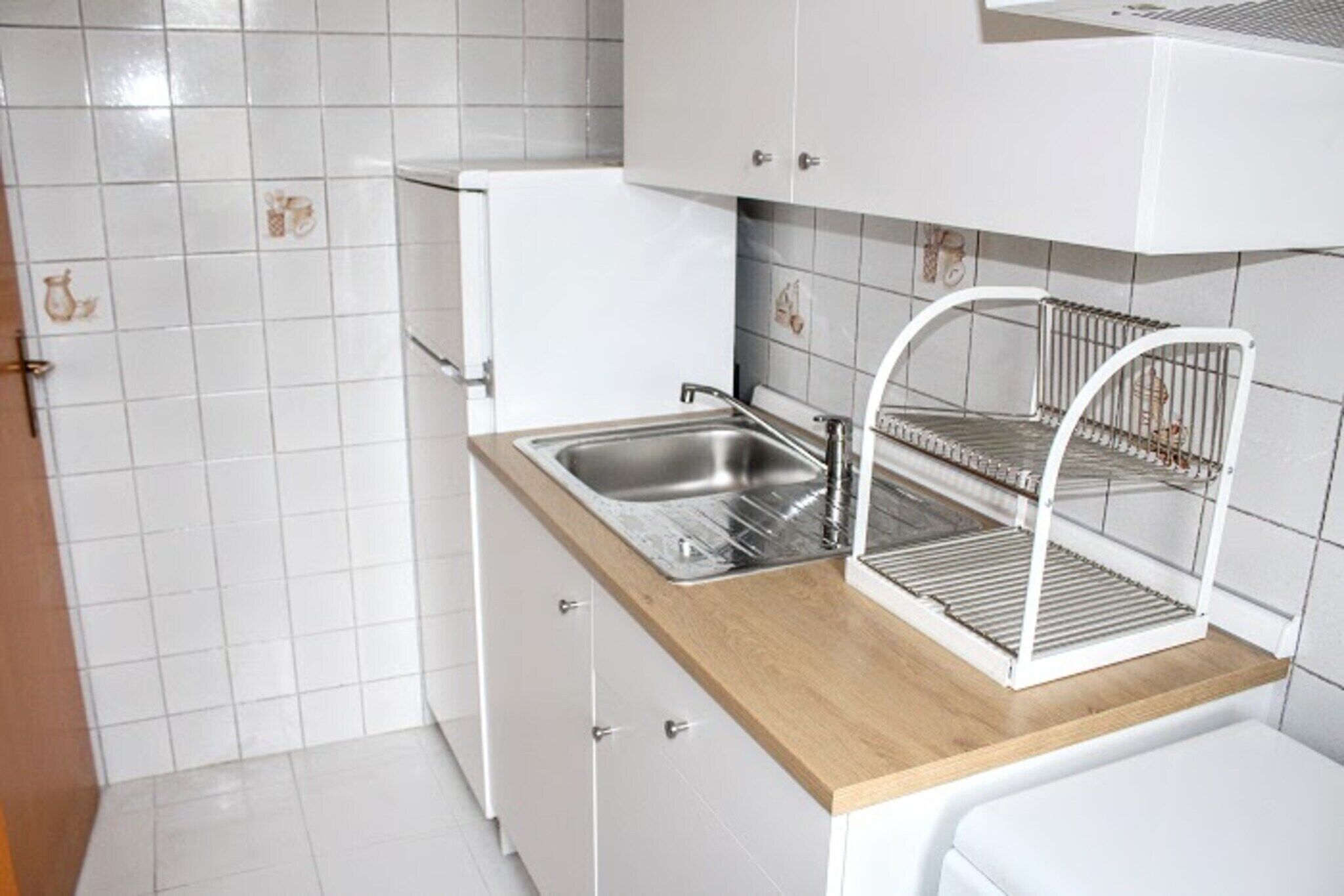 Kühlschrank, Ofen, Herdplatte, Kochgeschirr/Geschirr/Besteck