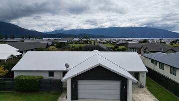 Um bairro residencial com casas modernas, uma entrada de automóvel e uma garagem.