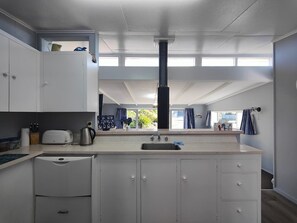 Fridge, microwave, oven, stovetop - Blue Bach in the Loop (Te Anau)