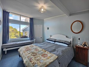 Travel crib, WiFi, bed sheets - Blue Bach in the Loop (Te Anau)