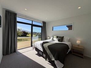 3 bedrooms, travel crib, WiFi, bed sheets - Alpine View Getwaway Te Anau (Te Anau)