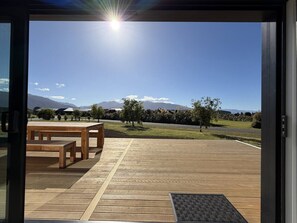 Outdoor dining - Alpine View Getwaway Te Anau (Te Anau)