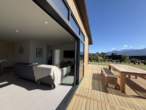Outdoor dining - Alpine View Getwaway Te Anau (Te Anau)