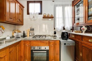 Frigorífic, forn, placa de cuina i cafetera i tetera 