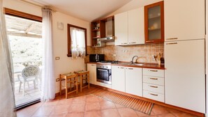 Coffee/tea maker, fridge, oven, stovetop - Air-conditioned, with terrace (Castelsardo)