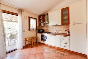 Coffee/tea maker, fridge, oven, stovetop - Air-conditioned, with terrace (Castelsardo)