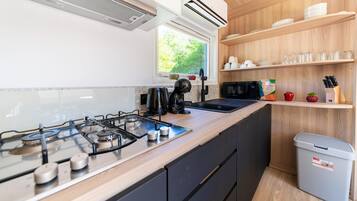 Refrigerador, microondas, parrilla de estufa y cafetera y tetera