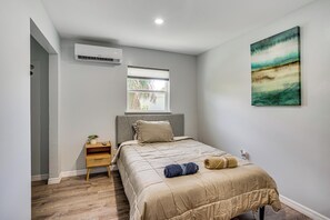 4 bedrooms, Internet, bed sheets - 2 Mi to River District! Family Fun in Fort Myers (Fort Myers)