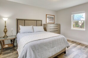 2 bedrooms, iron/ironing board, Internet, bed sheets - Summer Lakefront w/ Boat Slip: Walk to Downtown (Punta Gorda)