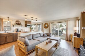 TV, fireplace, stereo - Hot Tub Soaks & Outdoor Fun: Cabin Near Bear Mtn (Big Bear)