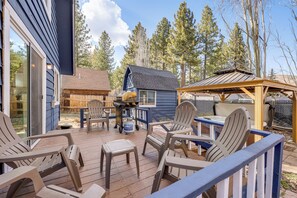 Outdoor dining - Hot Tub Soaks & Outdoor Fun: Cabin Near Bear Mtn (Big Bear)