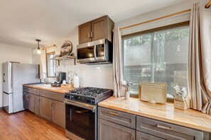 Fridge, microwave, stovetop, coffee/tea maker - Hot Tub Soaks & Outdoor Fun: Cabin Near Bear Mtn (Big Bear)