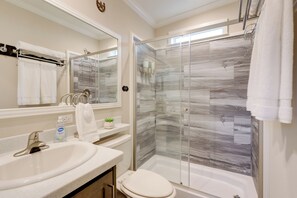 Hair dryer, towels - 0.5 Mi to Rodeo & Events! River Ranch Tiny Home (River Ranch)