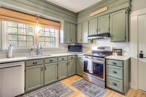 Réfrigérateur, micro-ondes, plaque de cuisson, lave-vaisselle