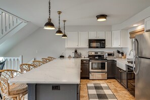 Fridge, microwave, stovetop, dishwasher - White Mtn Adventure Hub! Group Escape w/ Views (Jefferson)