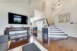 TV - Patio Oasis! Contemporary Tacoma Hideout (Tacoma)